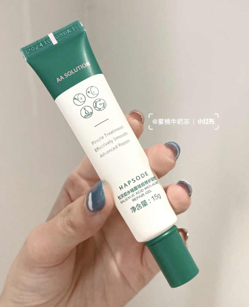 凝胶状质地的痘痘贴非常亲肤,涂上后静置3分钟就成膜保护痘痘