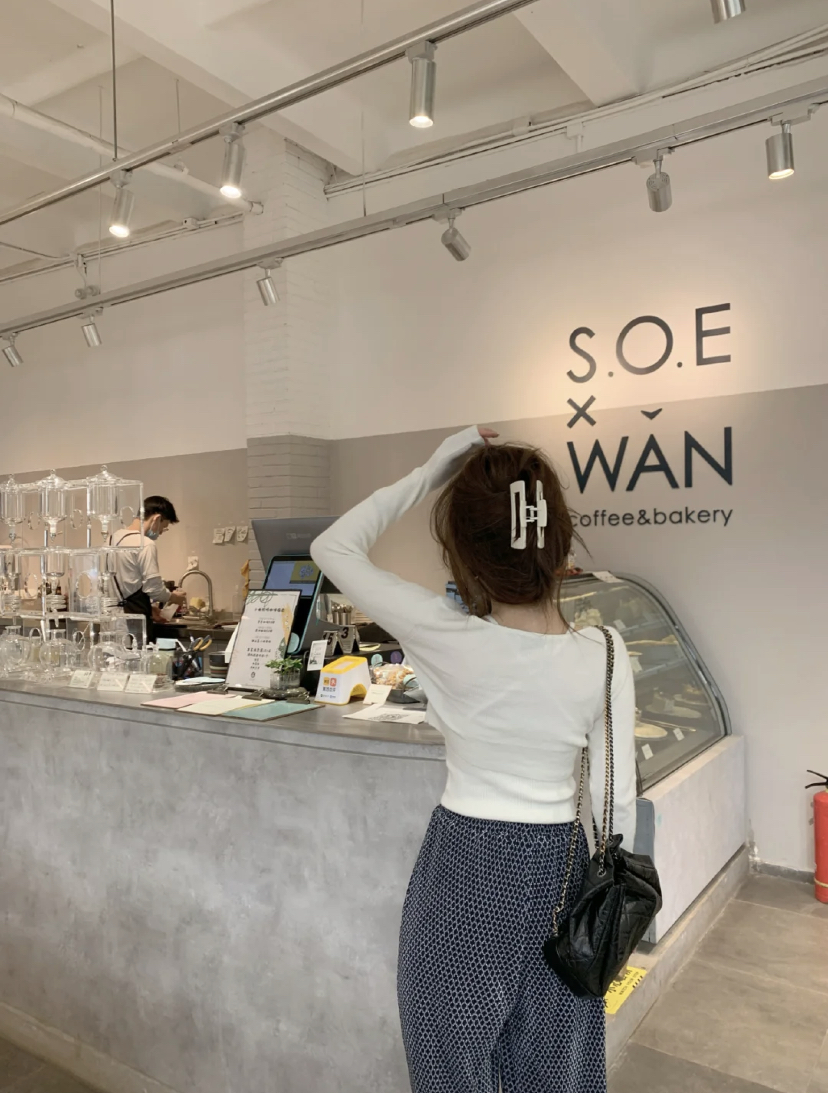 背对镜肉可以假装正在走路,或者是手拿咖啡饮料哦~