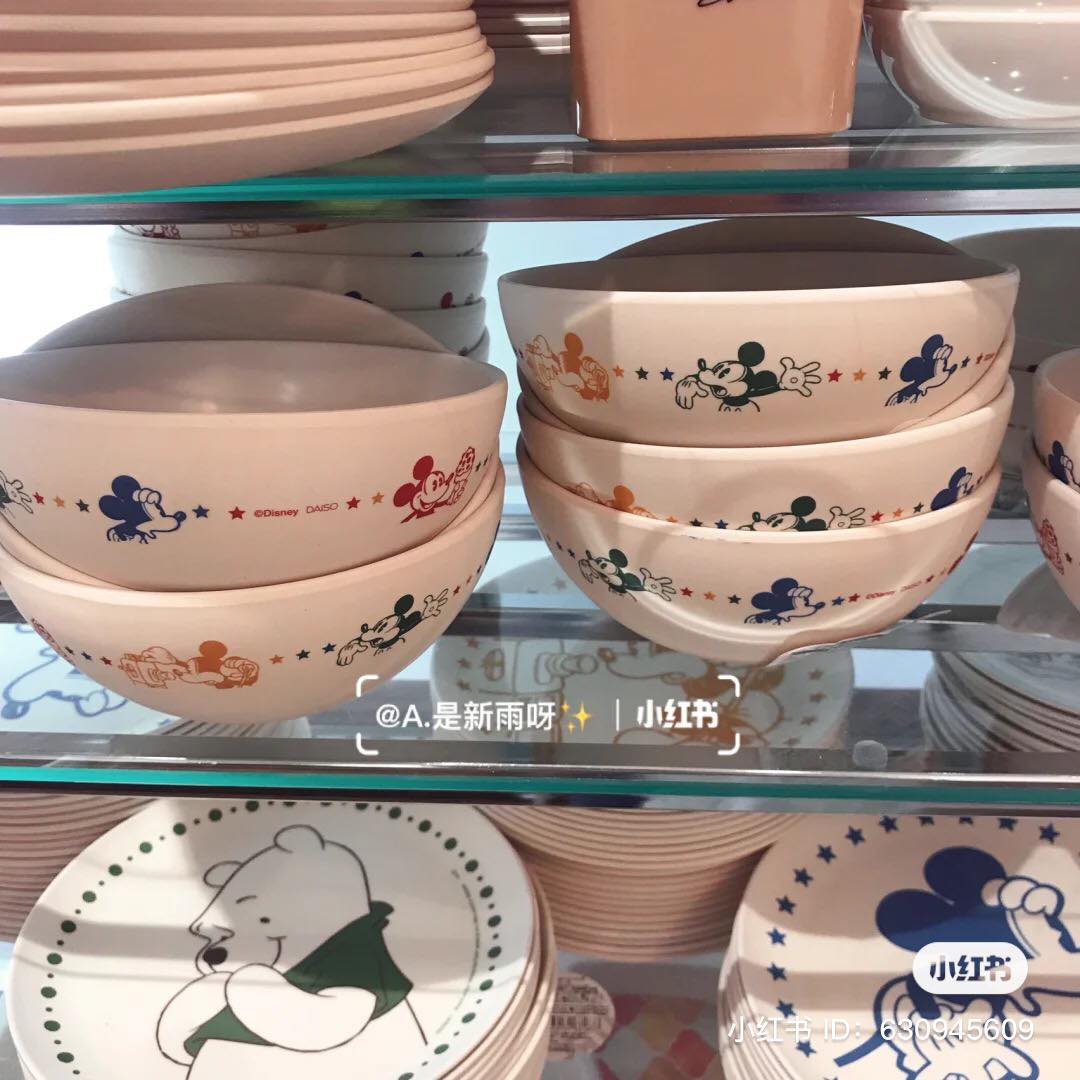 米奇米妮的碗盘也以诙谐式的图案呈现,光是看那米奇、米妮萌趣的表情包,心情就不自觉愉悦起来。