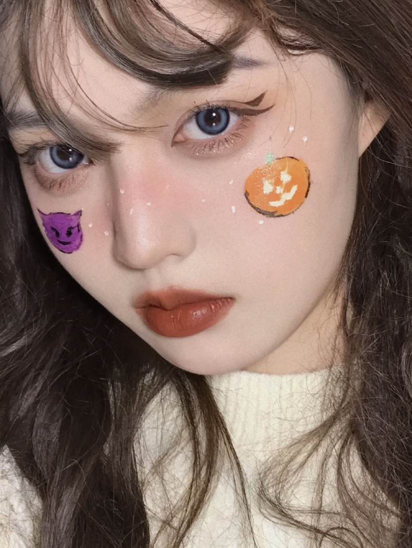 可爱的恶魔尾巴眼线可以增添俏皮感,先用橘红色系的眼影黑色眼线笔画出细长的猫眼线,再画上恶魔角在双眼皮的上就完成啦!