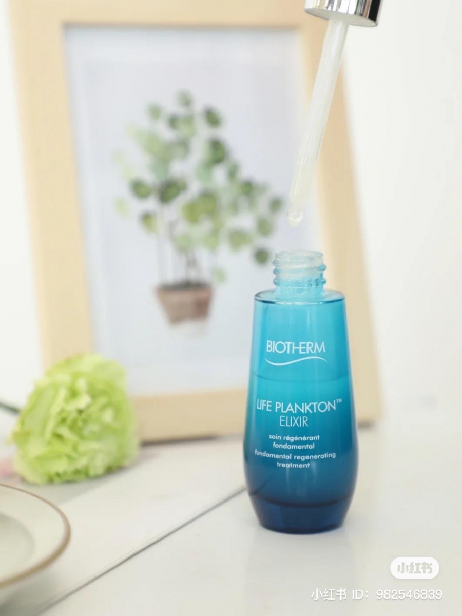 BIOTHERM Life Plankton™ Elixir Anti-Aging Serum 冻龄小蓝瓶精华主打功效是修护维稳脆弱敏感肌肤,可有效抚平肌肤粗糙、泛红敏感、突发性痘痘闭口问题;其中含有提升肌肤代谢、强韧肌肤屏障的专利益生菌成分。