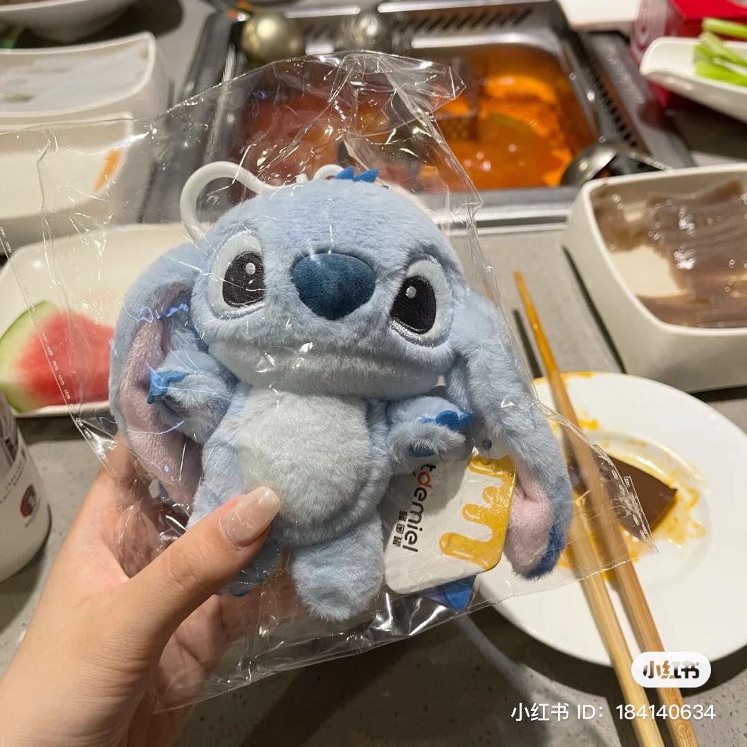 这只史迪奇与以往的配色不同,披上淡蓝色系的毛发瞬间给人一种亲近感,加上它那水汪汪的眼睛,无辜感加倍更惹人爱。