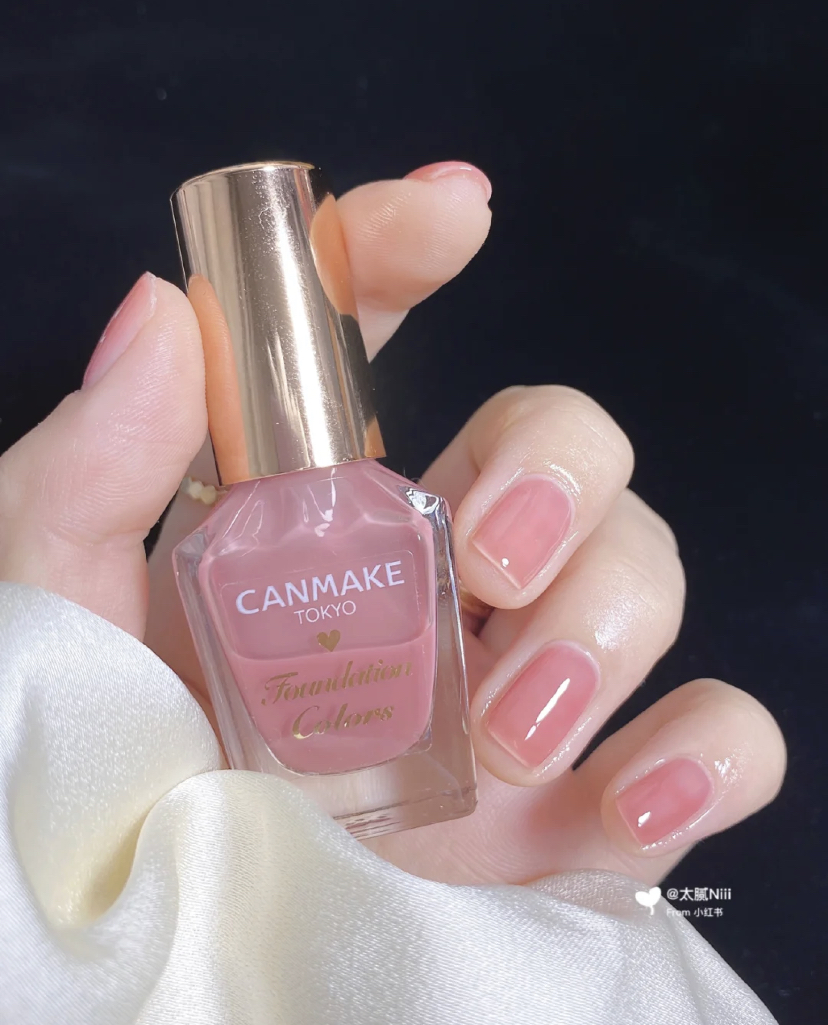 超级有心机的一款粉裸色感色号，像是自然的水红色让指甲看起来有血色感