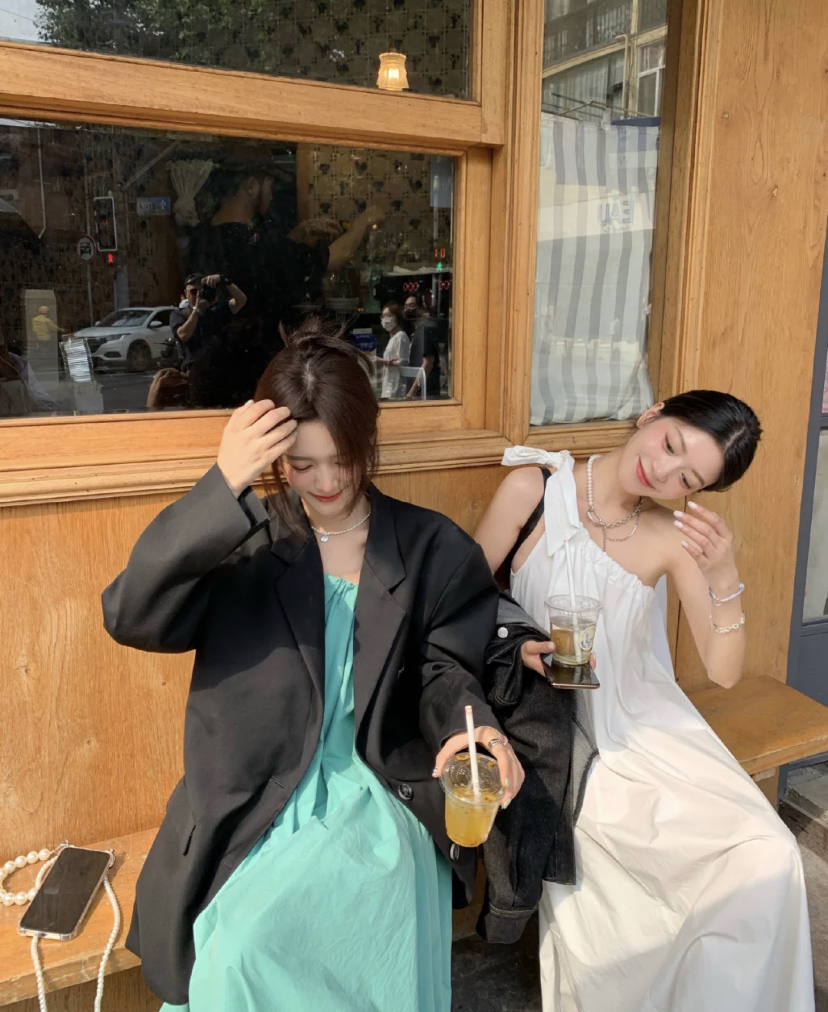 这时候两人可以自然的一起互动,动作一定要随意一些