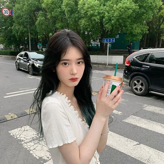 疑问句总是比陈述句能更加展开话题!说话前半句可以试着表达自己的观点或意见,后半句就以疑问句做为结尾,那么就轻而易举的把话题抛给对方去接,顺势把天继续聊下去~