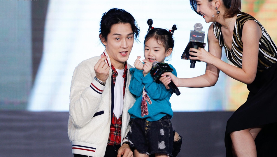 看来想要生二胎还得问过 LUCKY 宝宝的允许才行~(笑)一家三口的开玩笑日常也太逗了!❤️