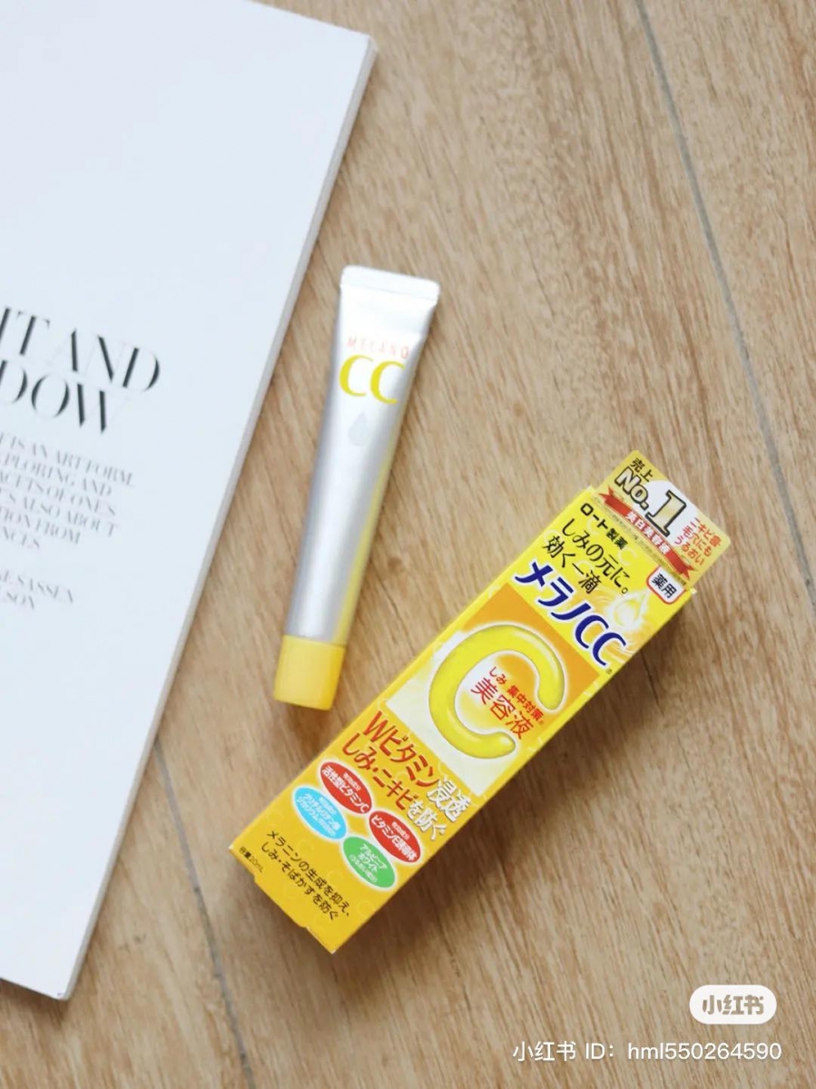 Melano CC乐敦美白精华使用方法(三):涂抹手法是关键!建议使用时不要太用力在手心揉搓,避免手心温度过热破坏了活性。轻轻在支付/手心揉搓后局部点涂,按揉到吸收即可。