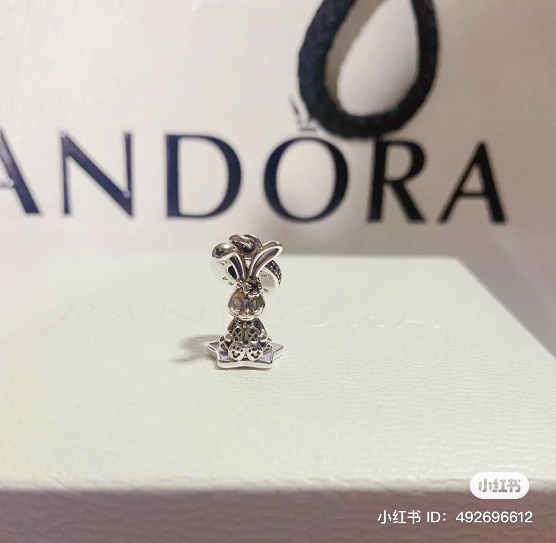 星黛露坐在香芋紫的星盘上，显得格外优雅，加上一些紫色元素的闪钻，给人营造出温柔气质感。随便搭配成项链或手链都是精致可人的女神范儿。