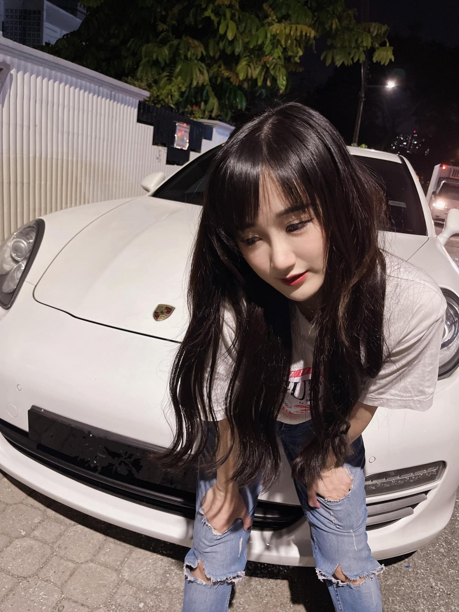 YBB 看到网民们热烈的反应,也在直播后另晒文澄清「我们上来真的是单纯做直播,做完就下山了!我跟老板上来的,老板说:“你敢进赌场我就推你下山~”所以大家,真的不要想太多~我会乖乖的啦」