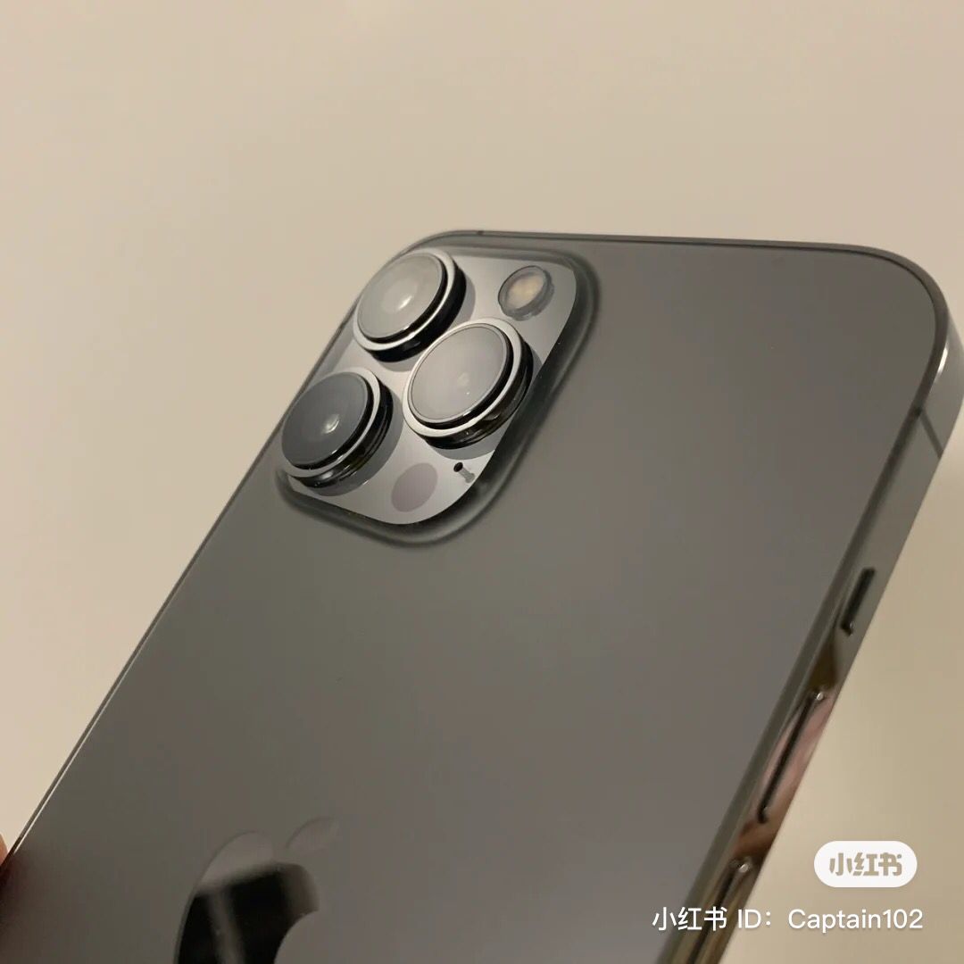 iPhone 13 镜头整体往外凸出,整体比列更加好看而且极具分量感
