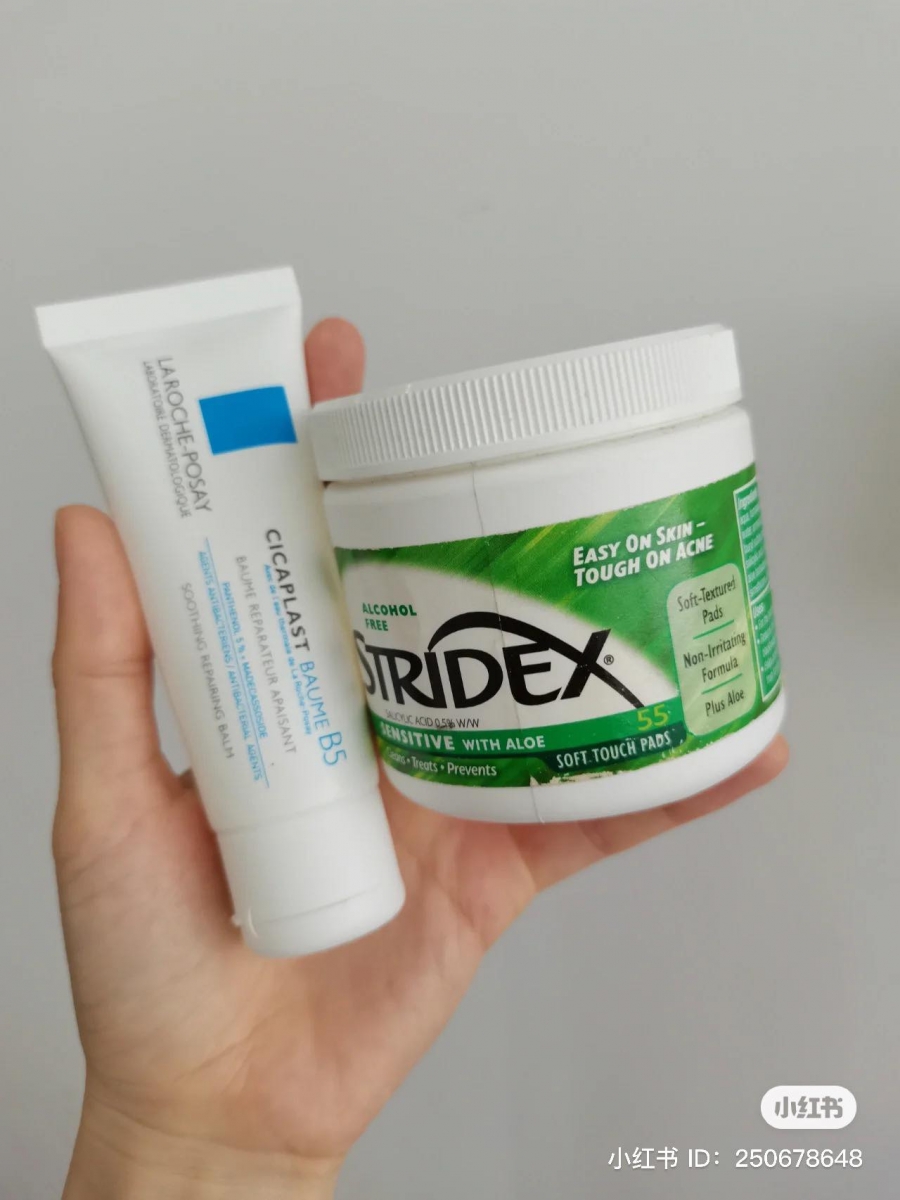 刷酸日可以在洗完脸后用,水杨酸面片擦拭肌肤、适当湿敷2~3分钟,之后用La Roche Pasay理肤泉B5霜在手心搓揉乳化,涂抹上脸厚敷5~8分钟,洗掉即可进行精简护肤。