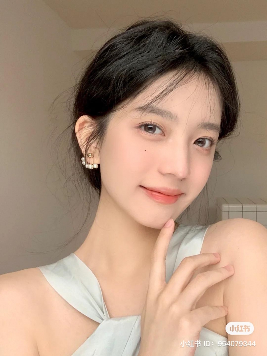 抗老型精华液使用方法:25+岁起进入肌肤初老年龄,抗老型精华可以良好帮助对抗脸部下垂问题,以及皱纹问题如川字纹、抬头纹、表情/法令纹等。涂抹抗老型精华上脸时,手法应以下至上一个方向进行轻柔提拉。