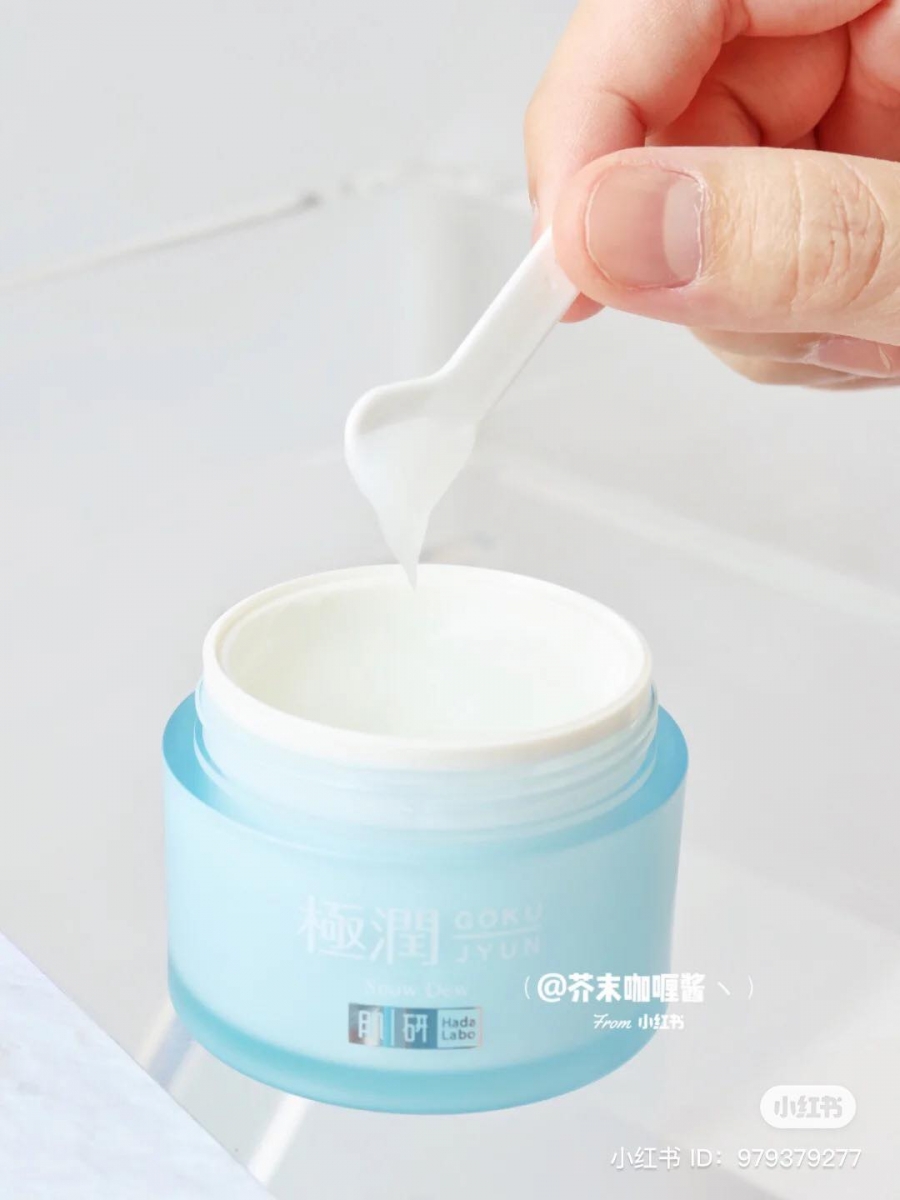 涂抹在肌肤上瞬间化为水润质感。打造爆水感肌肤 SO EASY！