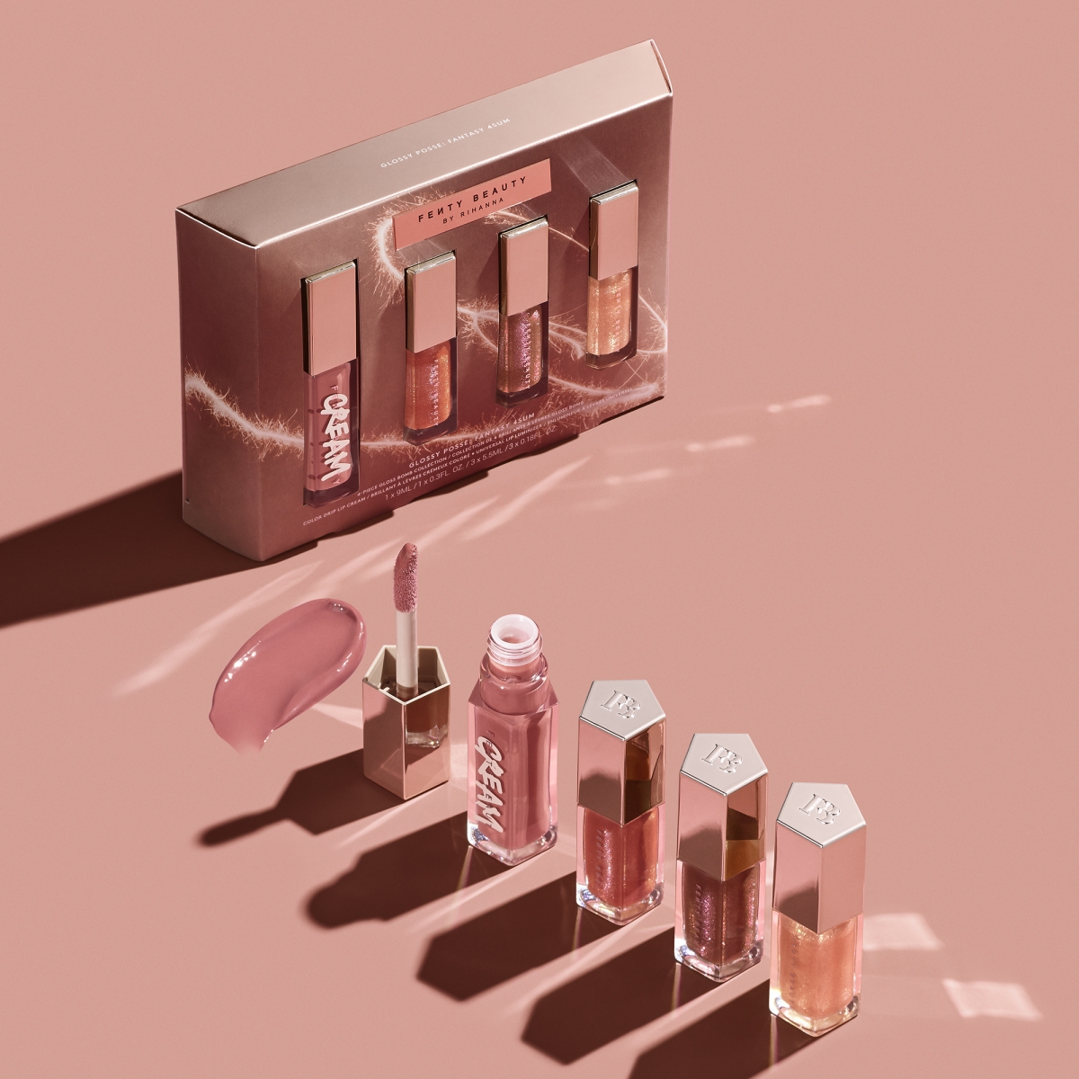 最后想要分享来自 FENTY BEAUTY 美妆圣诞日历~众所皆知,FENTY BEAUTY 唇蜜都是以滋润不拔干闻名,这次更是配合圣诞推出 4 支唇蜜套组,让你可以任意玩转各种风格嘟嘟丰唇。