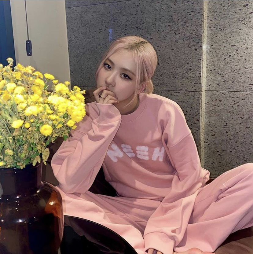 BLACKPINK成员们也常穿他家服饰,其他的爱豆艺人NIEEH的卫衣和包包也爱不释手!