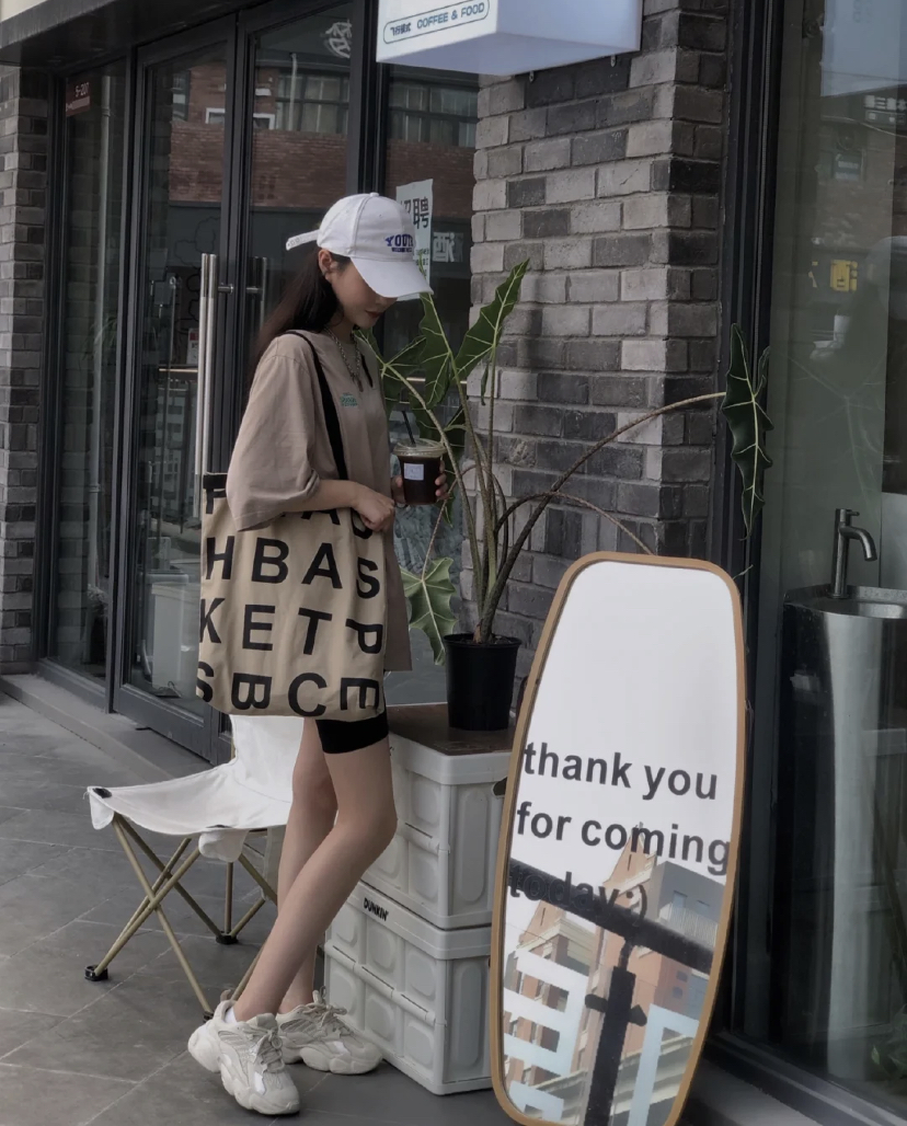 在拍照时可以随性的侧脸或低头,这样就能拍出好看的不露脸打卡照啦~