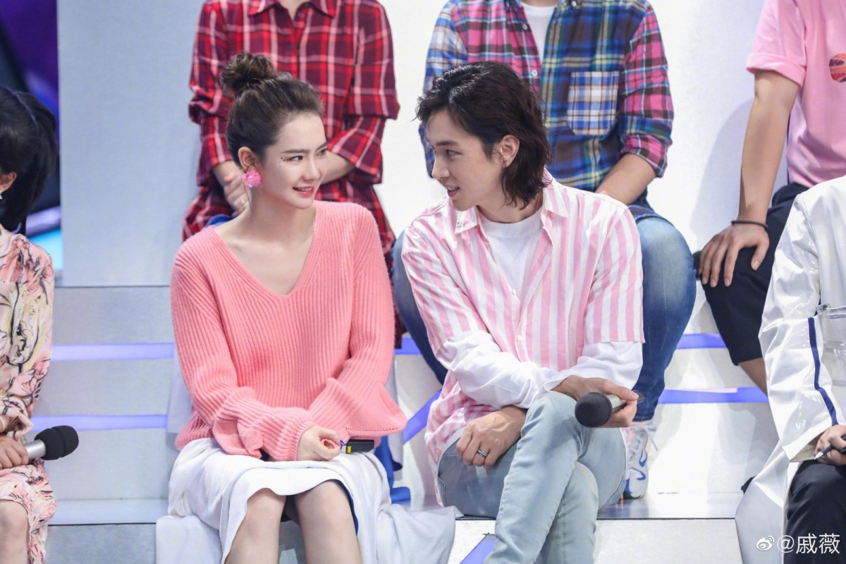 李承铉接着解释:「她就像一个朋友、一个哥们儿、或者一个闺蜜一样,我遇到的一些困难会(和她一起)分析,应该要怎么演出、应该要怎么样...绝大部分是讨论这个。」
