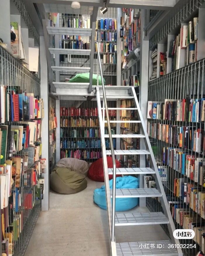 进到去映入眼帘的就是斑驳水泥的工业城墙以及钢铁制成的书架,汗牛充栋的书籍放满整个 3 层楼间,给人营造出旧质感味道,既复古又充满格调的既视感