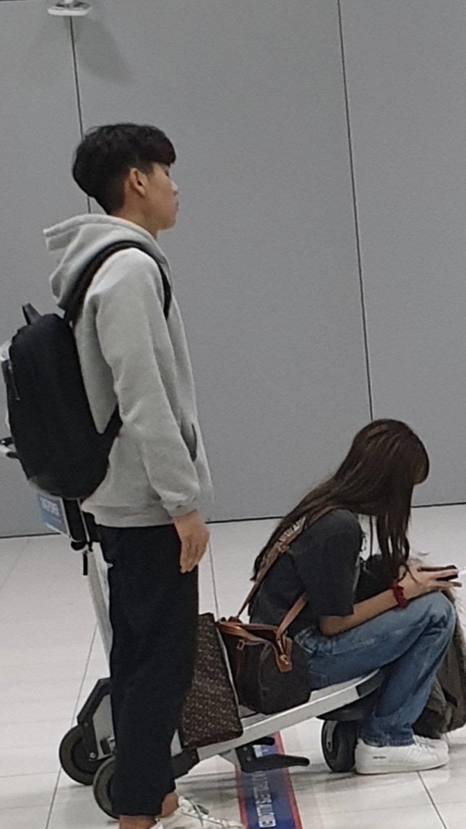 出国探望家人也有人盯着跟随