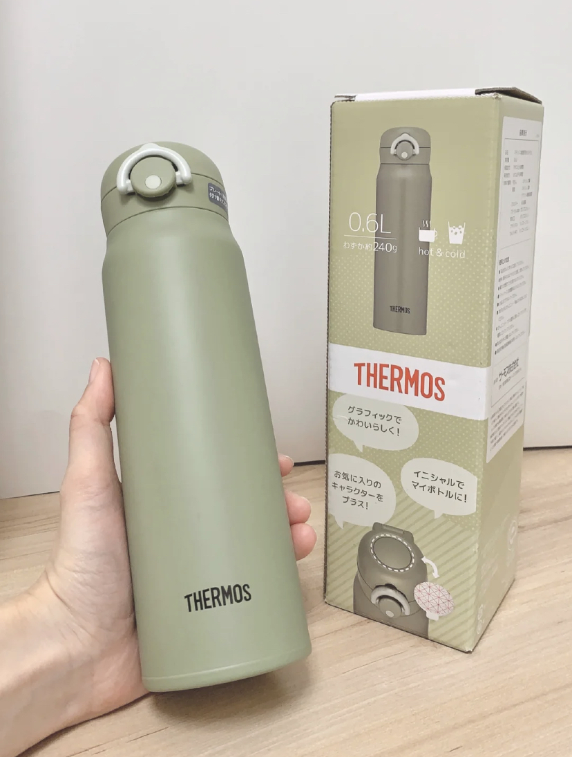 日本人气超高的一款保温杯,外表简约又高级属于磨砂质感的瓶身