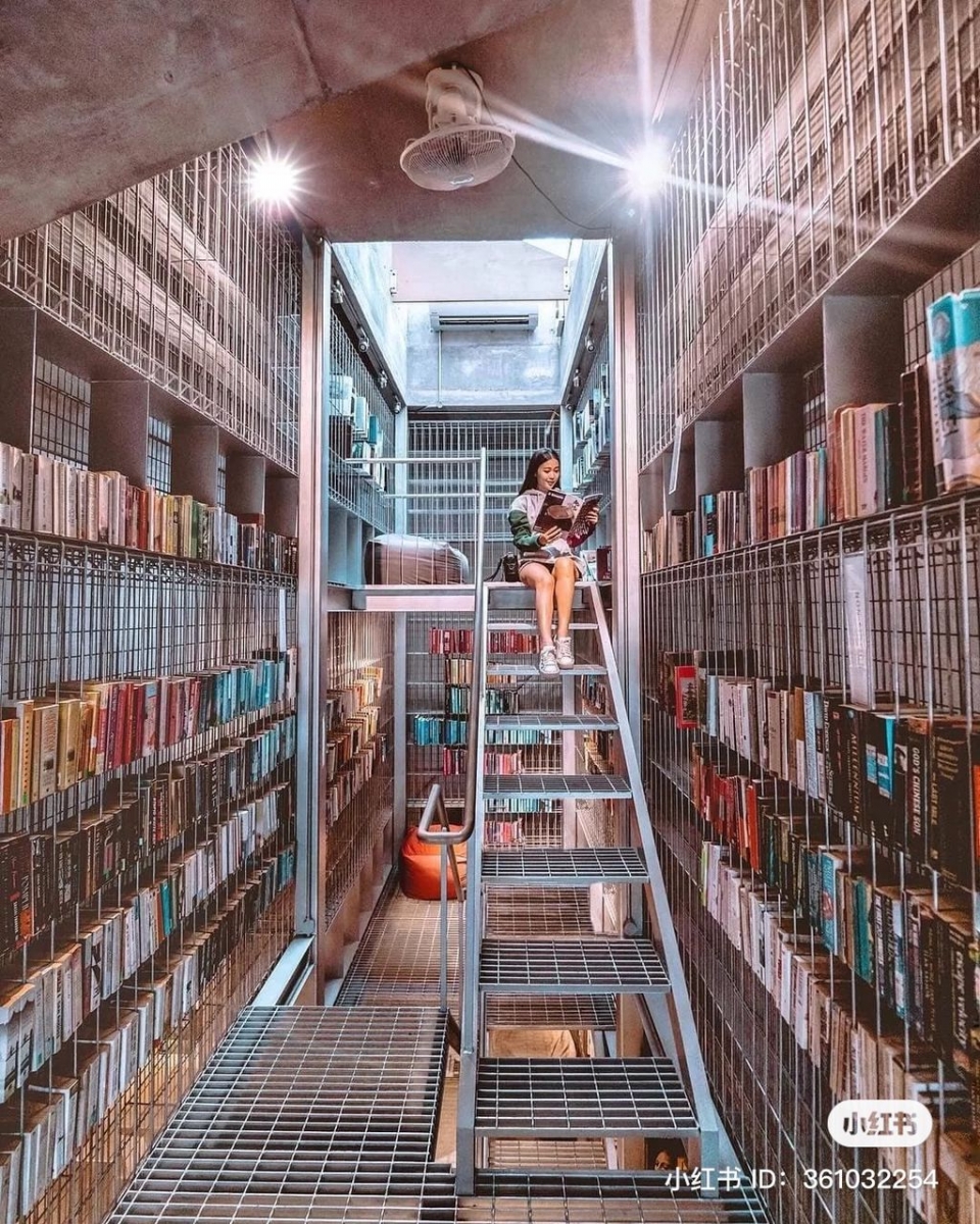 进到去映入眼帘的就是斑驳水泥的工业城墙以及钢铁制成的书架,汗牛充栋的书籍放满整个 3 层楼间,给人营造出旧质感味道,既复古又充满格调的既视感。