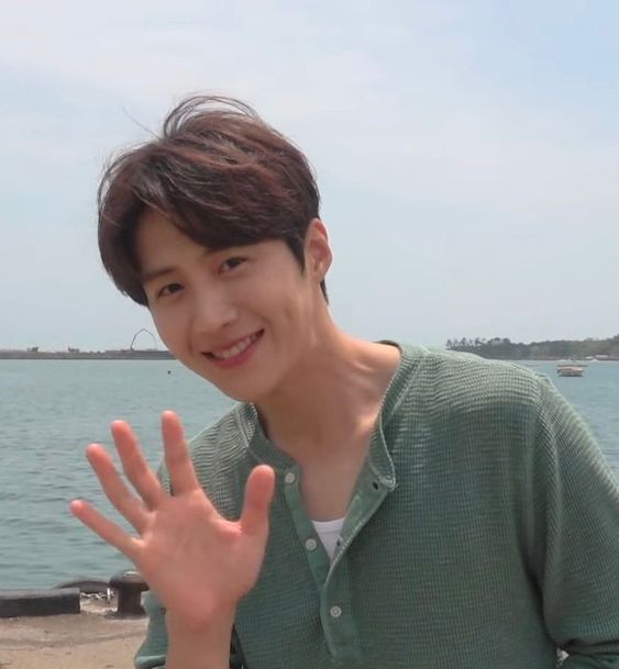 17日深夜韩网掀起热议的「韩国大势演员K某丑闻」并无指名道姓爆出K某真实身份,但内容不少K某特征都不禁让人联想到金宣虎。其后,有关金宣虎的广告宣传物料陆续被多家广告商,经纪公司第一时间也选择沉默+失联,种种表现都让各界对于「金宣虎就是K某」的猜测持续发酵!