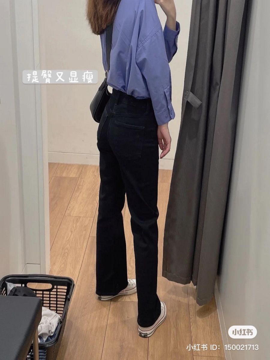 最后一件 UNIQLO 人气显瘦长裤的版型非常可!腰臀设计都非常贴合,微喇叭裤的裤脚令身材视觉显高又瘦,不管是衬衫 OR 短版上衣的搭配都会一秒让你颜值 UP 。