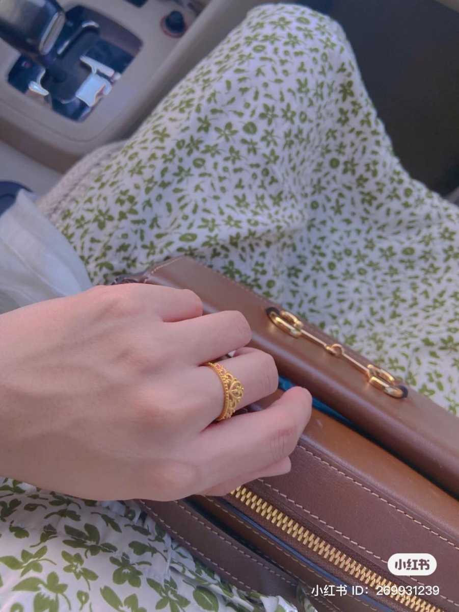 周大生 . 金皇冠戒指