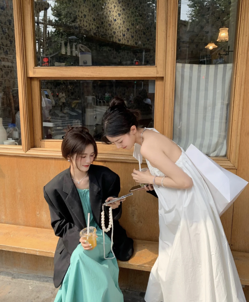 自己一个人拍照会感到尴尬,那就拉上闺蜜一起合拍~