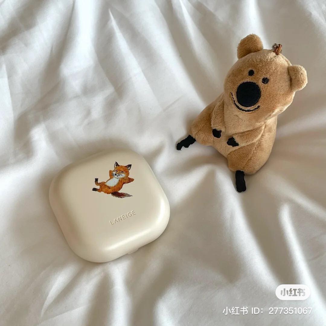 LANEIGE 再与法国小众时尚品牌 Maison Kitsuné 合作为Airpods 气垫换上崭新的秋冬面貌,奶油色 X 深秋绿 外观给人一种高级不失文艺既视感,方块盒上的懒洋洋狐狸也提醒着大家忙碌之余也不要忘了 CHILL 和 RELAX。