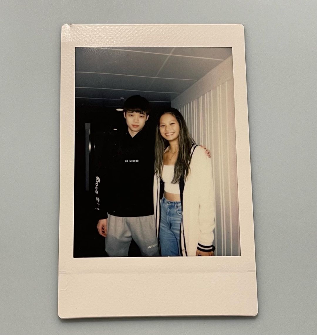 不久前黄智勇与Talia吴熙儿的公开认爱成了羽坛佳话；先是黄智勇在Instagram晒出自己和Talia的拍立得合照并配文道「和你在一起，人生更美好」。