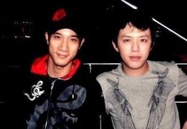 过去有关李云迪的绯闻中最为轰动的,并非和任何女性的桃色风波,而是他和王力宏的绯闻!俩人被指在酒吧牵手、爆出是同志情侣的传闻,同为音乐艺术才子的他们先后合作《金蛇狂舞》和《龙的传人》后兴趣投缘成为朋友。由于俩人有共同朋友圈常出入同一场合,坊间关于「宏迪恋」的说法甚嚣尘上。