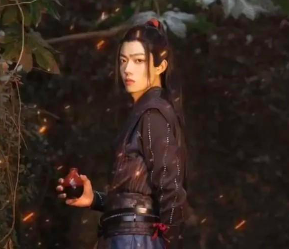 据悉，早期玖月还做过肖战的魏无羡角色仿妆视频，收获不少赞誉。但在肖战陷入「227粉丝风波」后他各种火速撇清关系，有指当时某网友评论他长得非常像肖战，本是赞美的一句话，玖月却冷冷回复道：「我是我自己，不像任何人」。