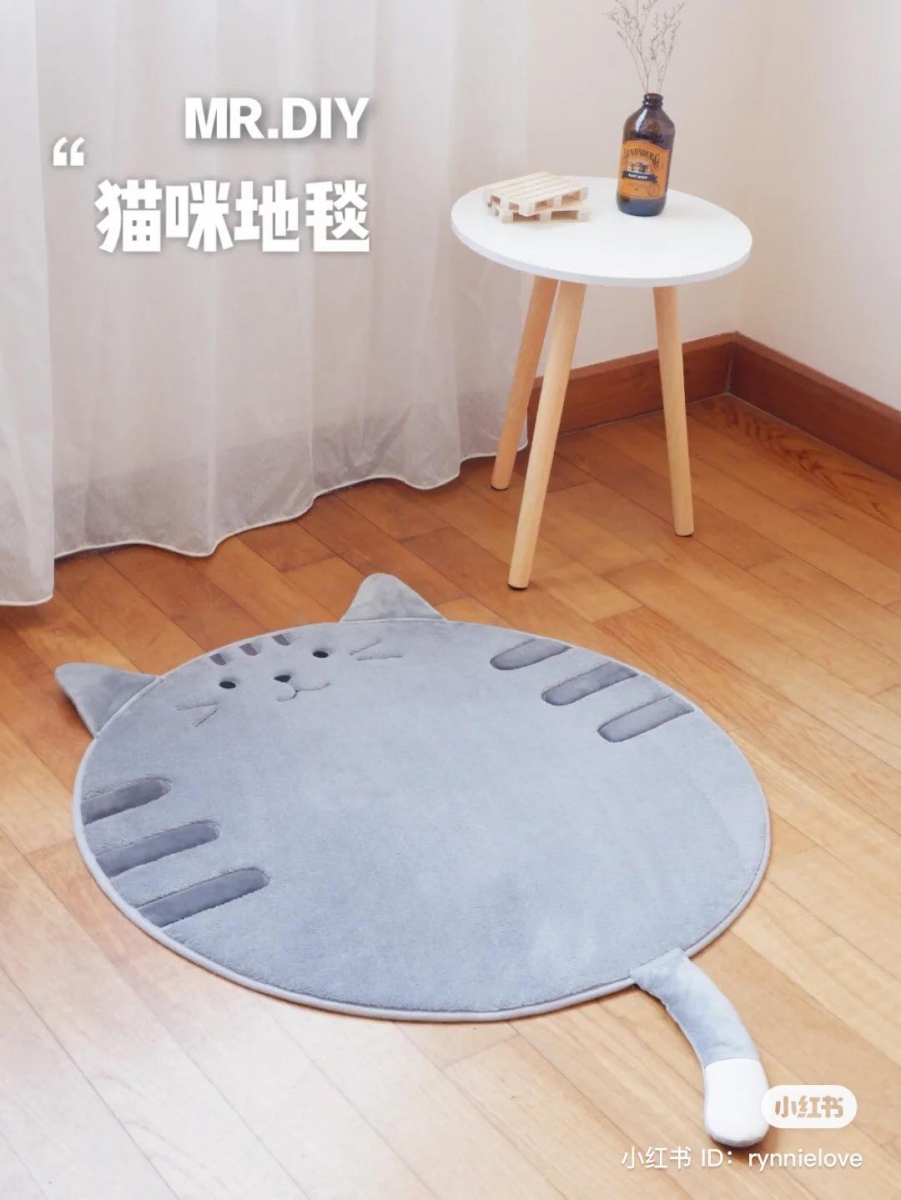 重点是毛绒绒的材质非常舒服,站在柔 fufu 的地毯立马感受到家的温暖。