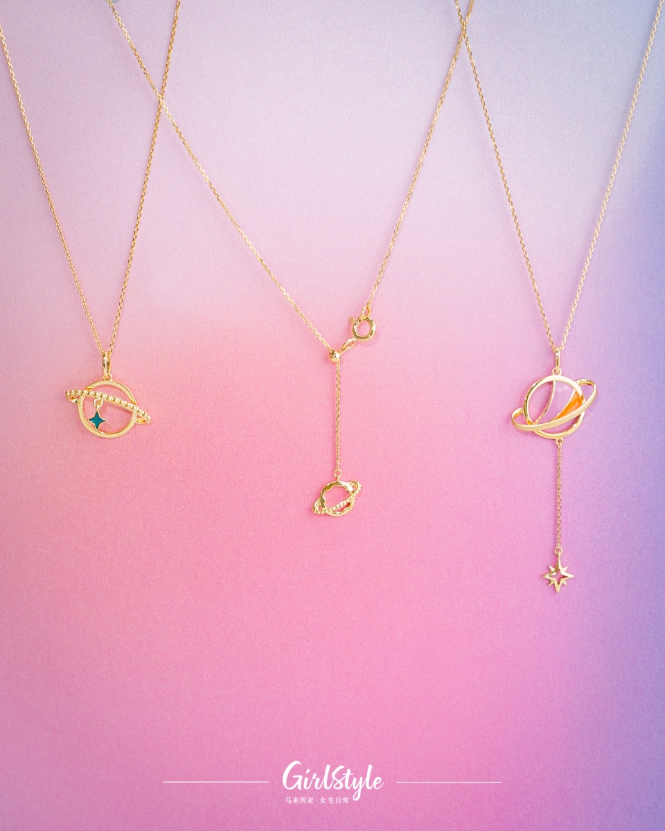 全系列小星球造型皆有星环围绕，此一小巧思让饰品穿戴于脖颈间更加生动之余，还体现了有如被亲人、恋人、闺蜜朋友的双手拥抱着的寓意，温暖的爱透过 「A’more 星繫」系列传递，与你时刻相伴。