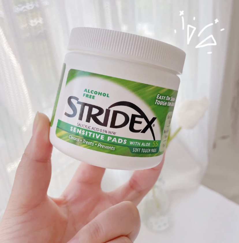 含有0.5%的水杨酸成分并且是0酒精，所以使用感非常的温和！另外还添加了芦荟、金缕梅精华可以舒缓肌肤，减少刺激和敏感的问题。