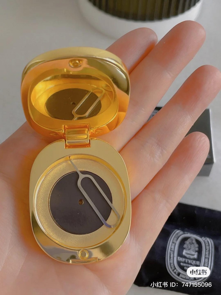 光是看那金光灿灿的外壳完全就找不到不入坑的理由。不管是拿来当摆设还是带出门,高贵名族范儿的姿态瞬间 GET 起来。