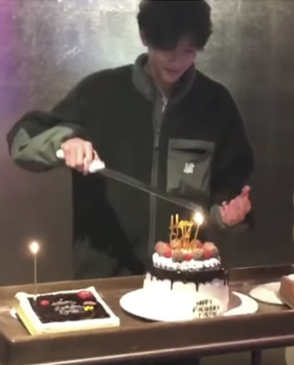 从现场的视频可以见到,魔童顶着卷曲蓬松的发型