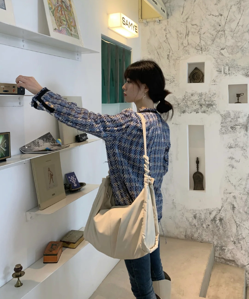 用来单肩背或者斜跨背都没问题。最大的优点是有着超大的容量,适合上班族和学生党可以装很多