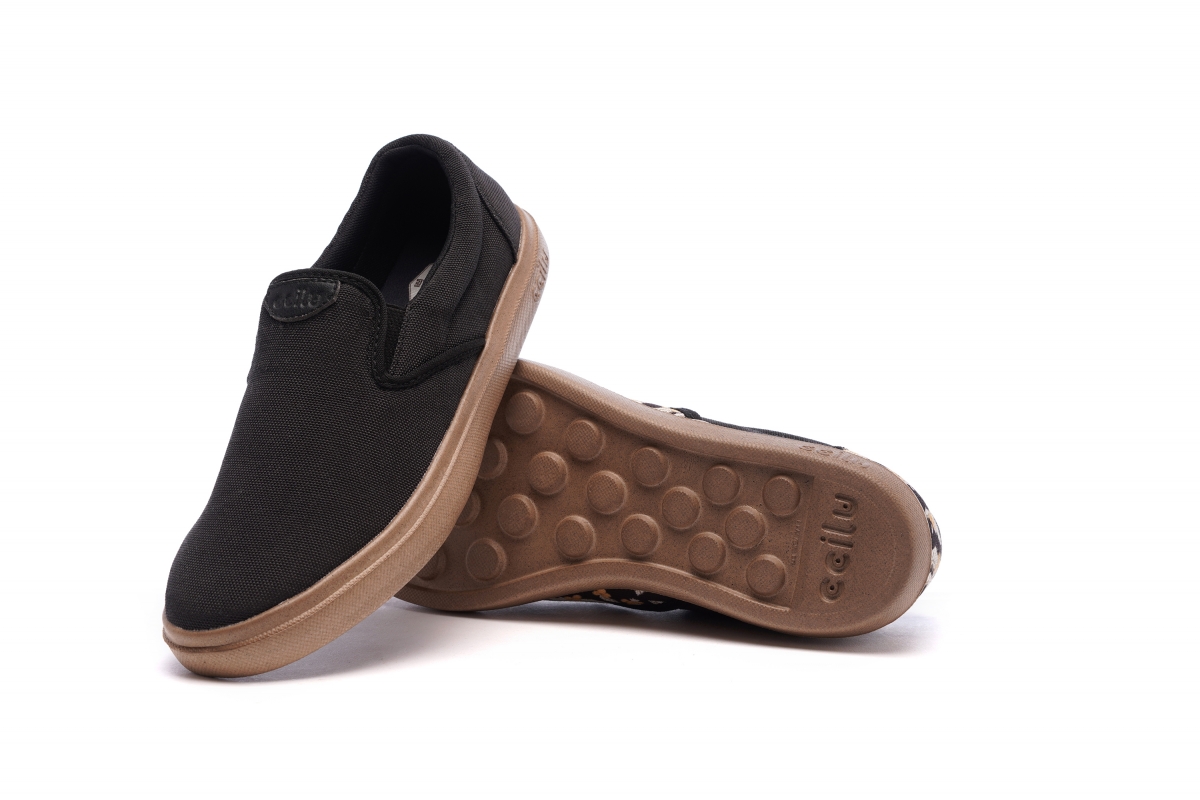 每个早上都爱点一杯「美式黑」的你~这个经典耐看的颜色绝对是你的菜！百搭百配色彩还挺耐脏实用，穿去上班也能体现你沉稳印象。