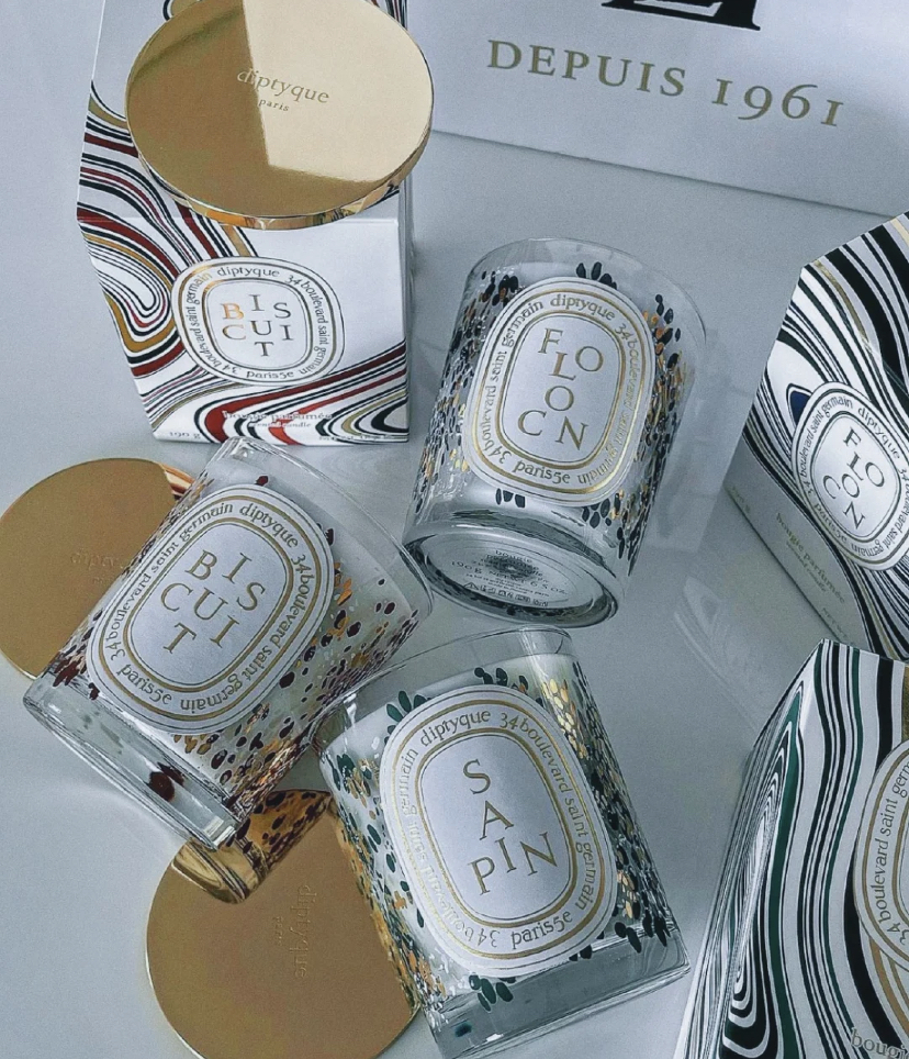 疗愈的香味也可以帮助提升氛围感!在家里点燃香薰蜡烛,可以让人感动特别放松~在来临的圣诞节除了有闪亮亮的圣诞树和音乐,一定也要搭配香薰蜡烛!