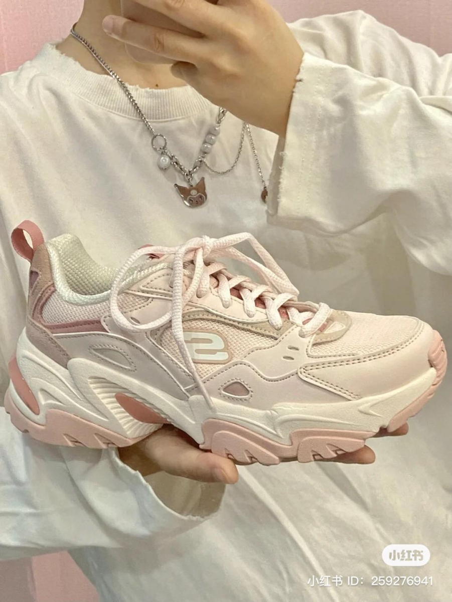 为了俘获少女们的心,Skechers 也在机甲鞋系列中加了「草莓奶昔」新成员。光是看那草莓味十足的颜色整个都被爱住。