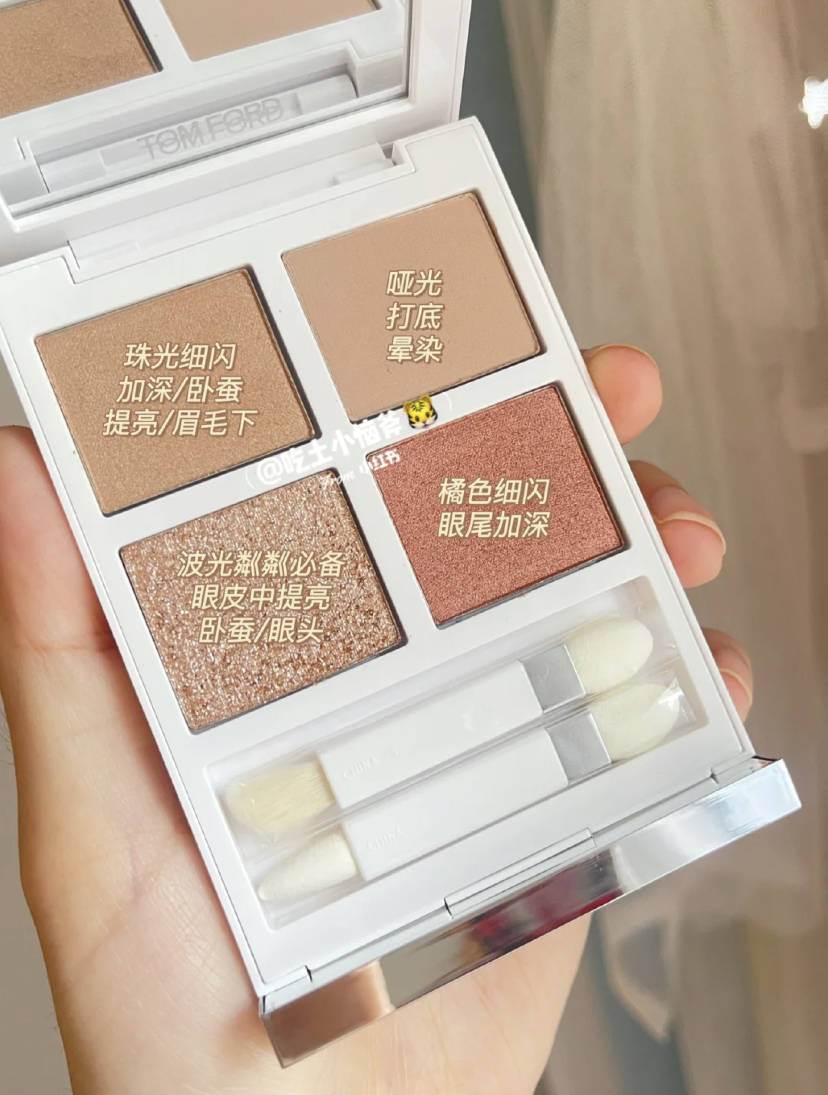 走简约高级风的TomFord推出的眼影盘,依然是大气的白色外壳设计