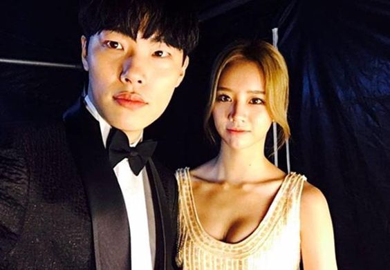 ，长久的恋爱也免不了一些的网民们“酸言酸语”，其中也不时传出两人分手的谣言！而惠利也曾在一次访问中透露：「虽然很忙，但依旧好好地在交往中，见面次数和 Girl's Day 成员一样多」，看得出两人工作虽繁忙也不忽略对彼此的感情！