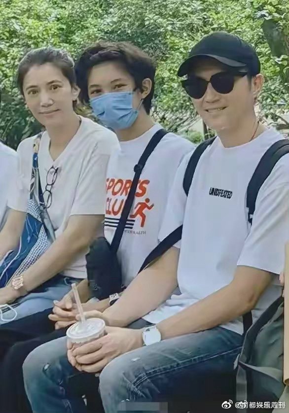 早年袁咏仪上节目时形容儿子魔童道「他是梁朝伟的外型,周星驰的性格;他的外表很斯文很靓仔,但他很会搞笑,我儿子很幽默的。」