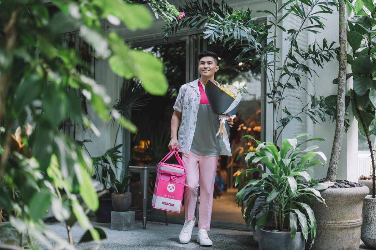 23岁的Hsien杨宪林是一名在籍研究生,边写论文边用外送赚取额外收入,希望早日实现空服员梦想。