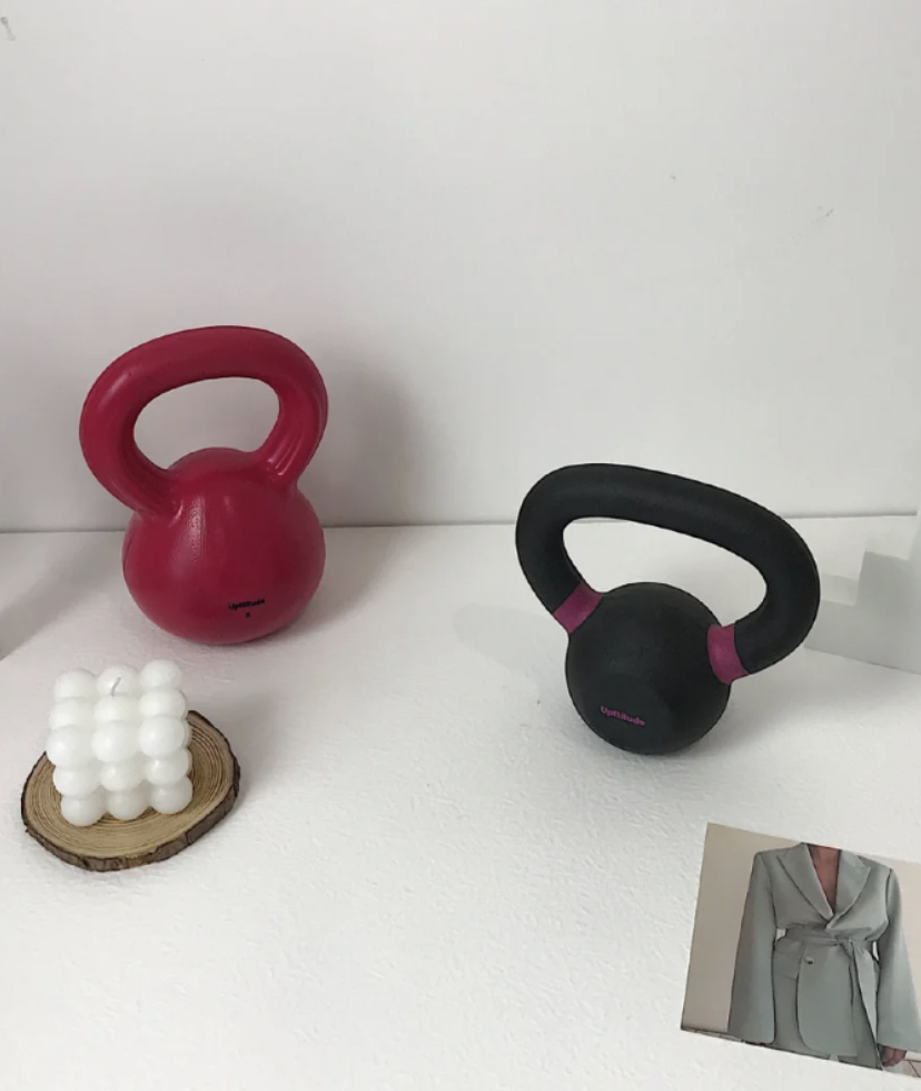 体积较少同时又有着重量,可以有效加强身体的力度和爆发力。壶铃可以用来搭配提拉、推动、举动和摆动的动作,燃烧脂肪和训练肌肉的效果特别好!