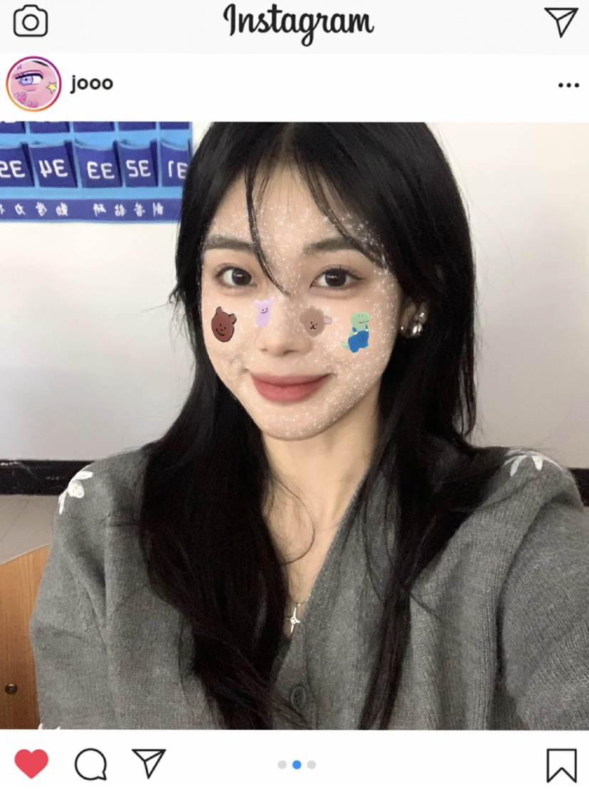 这个自拍特效的模版就像Instagram的界面一样,还有点击爱心留言和传送的小图标