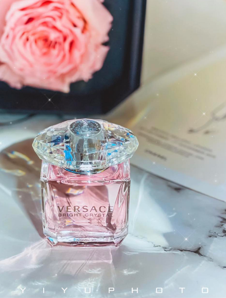 小红书上被博主们狂推的VERSACE范思哲晶钻香水,清新花果香糅合了迷人木质香,可甜美可性感,重点是颜值真的非常高!