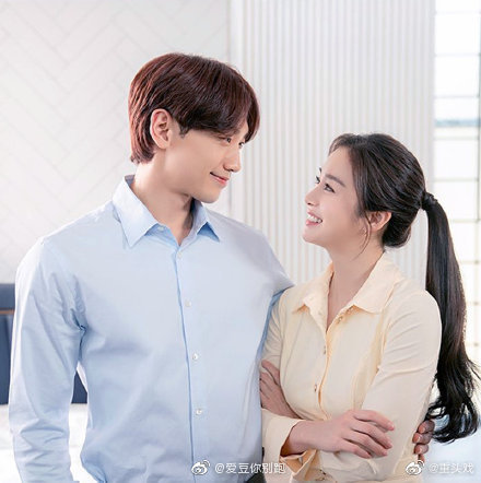 RAIN 和金泰熙一直都是大家眼里的神仙夫妻,男俊女美,郎才女貌超级养眼。夫妻俩不只在镜头前甜蜜,私下的感情也恩爱到令人称羡。最近,有网友晒出夫妻俩牵手散步的画面,光看背影就粉红泡泡爆满屏!